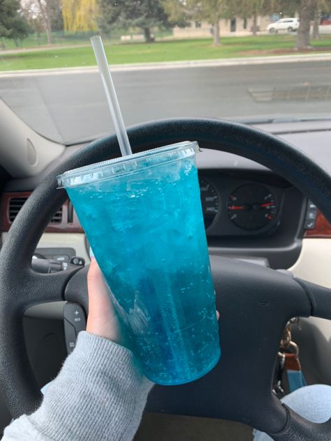 mountain blue bird 💙 Blue Powerade Aesthetic, Blue Drinks Aesthetic, Blue Drink Aesthetic, Blue Drinks Non Alcoholic, Mountain Blue Bird, Blue Drink, Blue Juice, Iced Drinks Recipes, Blue Drinks