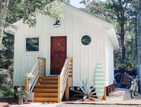 Tiny House Love -15 Small Coastal Cottages by the Sea Small Coastal Cottage, Beach Shack Interior, Kismet House, Small Beach Cottage, Tiny House Airbnb, Micro Apartments, Tiny Beach House, Tiny House Big Living, Cottages By The Sea