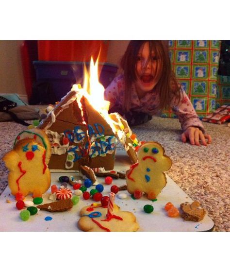 The Roof Is on Fire Awkward Family Christmas, Funny Christmas Photos, Family Holiday Pictures, Family Christmas Cards, Christmas Family Photos, Birth Control, E Card, Funny Cards, Christmas Pictures