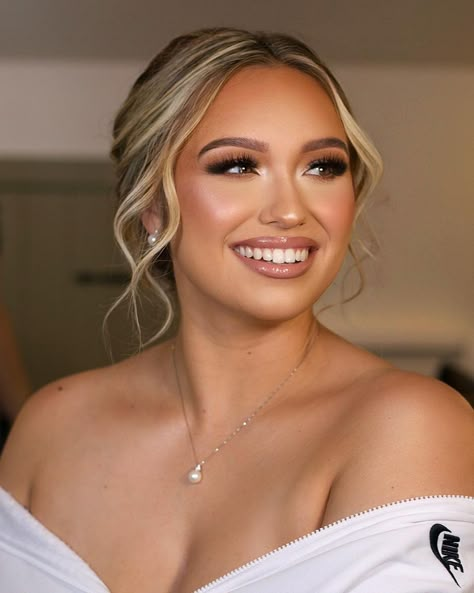 Wedding Makeup Glowy Glam, Natural Makeup Prom Looks, Natural Bronze Wedding Makeup, Bronze Bridesmaid Makeup, Bride Lash Extensions, Bridesmaid Makeup Glam, Subtle Glam Wedding Makeup, Wedding Glam Makeup Brides Brown Eyes, Bridal Lash Extensions