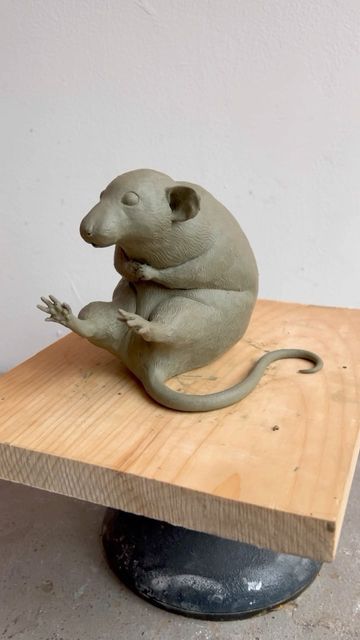 Art Class Sculpture Ideas, Big Clay Sculpture, Pottery Animals Easy, Sculpting Clay Ideas, Clay Rats, Rat Ceramic, Animal Sculptures Clay, Animal Clay Sculpture, Clay Animals Sculpture