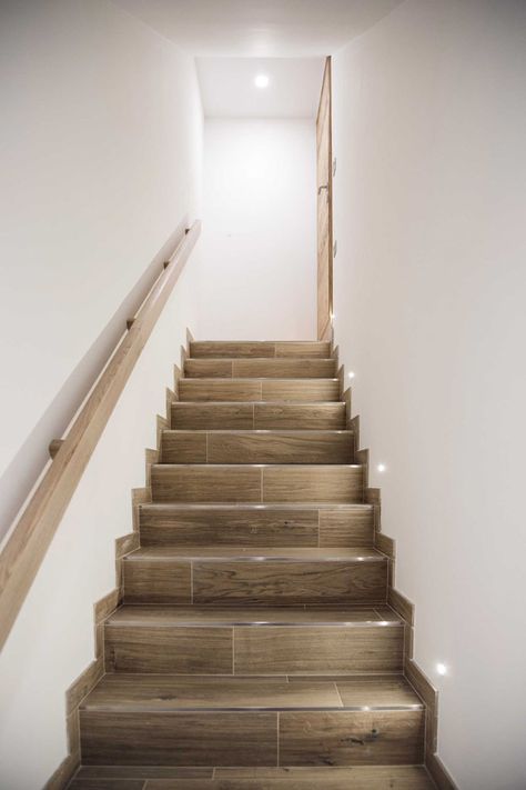 ABITAZIONE PRIVATA ASIAGO (VI) | Olev Steps Design Interior Stairs, Tiled Stairs, Stairs Tiles Design, Minwax Stain Colors, درج السلم, Staircase Interior Design, Grey Walls Living Room, Staircase Design Modern, Stairs In Living Room