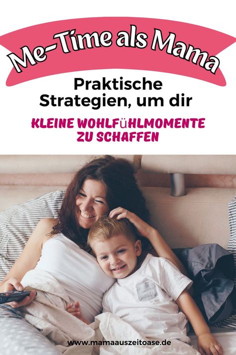 Glückliche Mutter liegt mit ihrem Kind auf dem Sofa und schaut fern, begleitet von der Überschrift 'Me-Time als Mama – Praktische Strategien, um dir kleine Wohlfühlmomente zu schaffen'. Me Time, Humor, Humour, Organisation