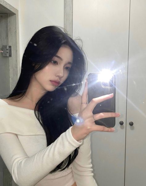 Korean Girl Face Claim, 90s Ootd, Foto Pin, Ulzzang Korea, Korean Picture, Girls With Black Hair, Girls Mirror, Korean Ulzzang, Mirror Selfie Poses