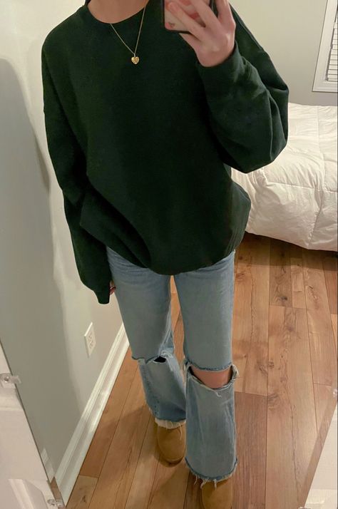 Green Sweatshirt With Jeans, Oversized Green Sweatshirt Outfit, Outfit Ideas With Green Sweater, Emerald Hoodie Outfit, Outfits With Green Crewneck, Forest Green Crewneck Outfit, Green Sweater Fall Outfit, Dark Green Knitted Sweater, Outfit Ideas Green Shirt