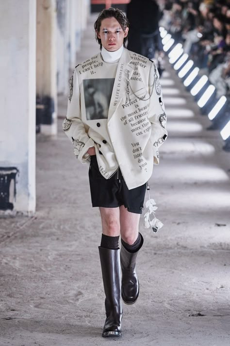 Takahiromiyashita The Soloist Fall 2020 Menswear Fashion Show | Vogue Gender Neutral Clothes, The Soloist, Menswear Runway, Moda Paris, Menswear Fashion Show, Menswear Fashion, Menswear Collection, Fashion Show Collection, Look Fashion