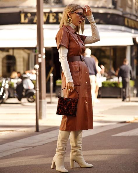 Tan Leather Skirt, Leather Dress Outfit, High Heel Dress Boots, High Heel Boots Outfit, Brown Leather Skirt, Victoria Beckham Outfits, Leather Trend, Skirts With Boots, Tan Boots