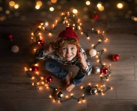 At Home Christmas Photoshoot Kids, Children Christmas Photos, Toddler Christmas Pictures, Toddler Christmas Photos, Christmas Photoshoot Kids, Outdoor Christmas Photos, Diy Christmas Photoshoot, Christmas Pictures Kids, Diy Christmas Pictures