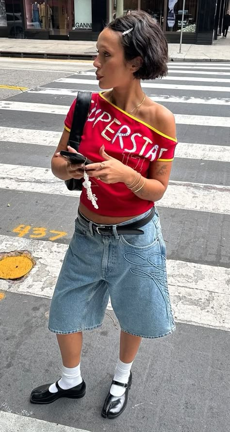 Jorts Festival Outfit, Transmasc Fashion, Outfits Jorts, Jorts Fashion, Summer Vintage Outfits, Style Jorts, Summer Jorts, Mode Zendaya, Jorts Outfit