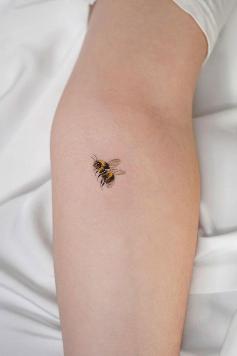 Fine Line Bumblebee Tattoo, 3d Bee Tattoo, Yellow Tattoo Ideas, Bee Tattoo Aesthetic, 3 Bees Tattoo, Bee Tatoos Vintage, Two Bees Tattoo, Bee Tattoo Color, Small Insect Tattoo