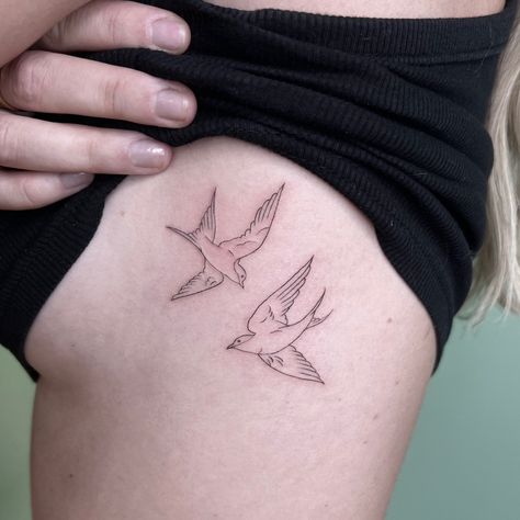 Geometric Swallow Tattoo, One Line Swallow Tattoo, Fineline Sparrow Tattoo, Swallow Bird Tattoo Fine Line, Bird Line Work Tattoo, Pair Of Birds Tattoo, Line Work Bird Tattoo, Minimalist Swallow Tattoo, Fine Line Birds Tattoo