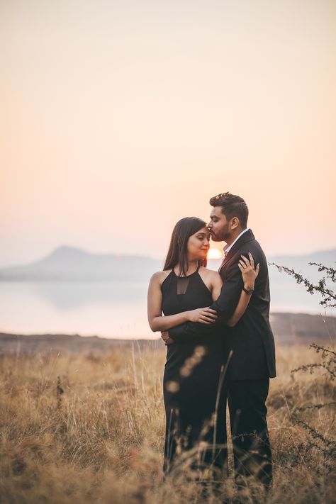 Pre Wedding Shoot Ideas In Garden, Prewedding Photo Shoot Poses, Pre Wedding New Poses, Diy Pre Wedding Photoshoot, Best Prewedding Photo Ideas, Pre Wedding Photoshoot Outdoor Outfit, Trending Pre Wedding Photoshoot, Pre Wedding Couples Poses, Per Wedding Photoshoot Ideas