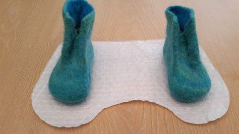 Felted Slippers Pattern, Felt Booties, Felt Wool Slipper, Wet Felting Tutorial, Wool Ideas, Felted Shoes, Boots Diy, Acorn Ornaments, Making Shoes