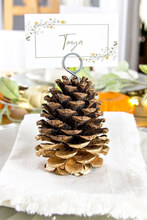 Make this easy DIY pinecone place card holder for dinner parties and events. Autumn Tree Craft, Thanksgiving Table Place Settings, Place Card Holders Diy, Christmas Place Card Holders, Easy Thanksgiving Decorations, Budget Centerpieces, Turkey Place Cards, Pinecone Centerpiece, Diy Thanksgiving Crafts