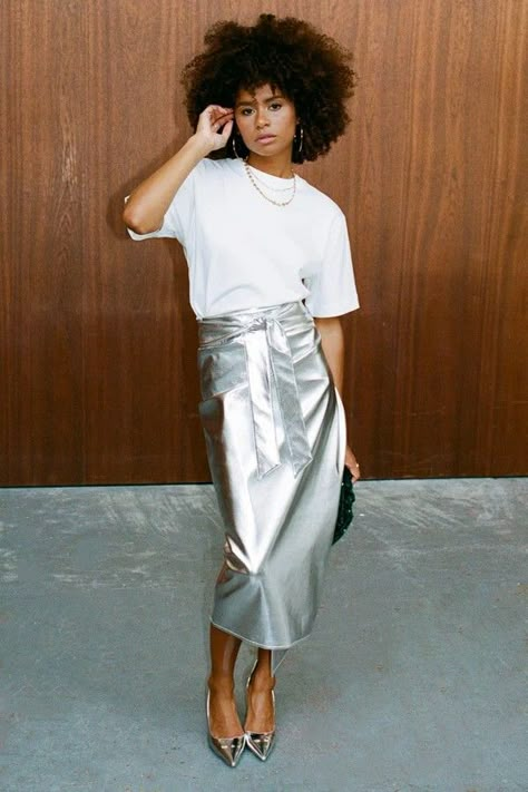 Silver Leather Skirt Outfit, Silver Skirt Outfit Metallic, Look Casual Primavera, Silver Skirt Outfit, Silver Heels Outfit, Metallic Skirt Outfit, Silver Midi Skirt, White Leather Skirt, Tan Girl