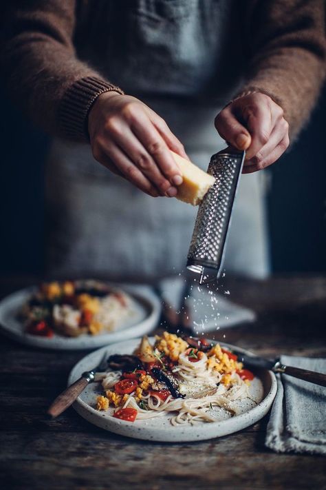 Foodstyling & Photography Black Rice Salad, Pink Rice, Food Photography Dessert, Food Photography Composition, Dark Food Photography, Food Photoshoot, Food Photography Props, Salad Pasta, Food Photography Inspiration