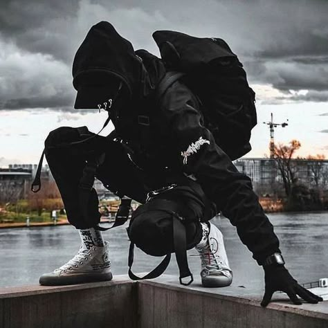 Cyberpunk Clothes, Techwear Fashion, Tech Wear, Man In Black, Cyberpunk Aesthetic, Cyberpunk Fashion, Foto Poses, Human Poses Reference, Futuristic Fashion