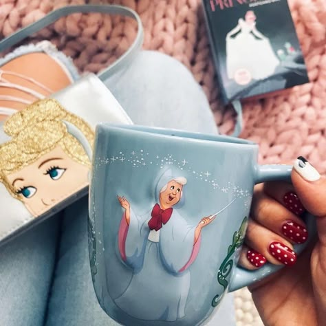 Cup Pictures, Disney Coffee Mugs, Anniversaire Diy, Disney Cups, Disney Wish, Disney Souvenirs, Disney Kitchen, Disney Mugs, Pretty Mugs