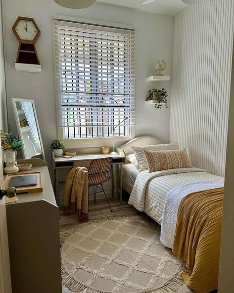 Rectangle Small Bedroom Ideas, Narrow Room Ideas Small Bedrooms, Small Rectangle Bedroom, Bedroom Without Windows Ideas, Small Rectangle Bedroom Ideas, Small Square Bedroom, Small Window Bedroom, Small Bedroom Lighting Ideas, Extremely Small Bedroom Ideas