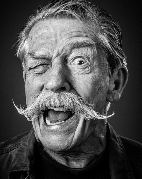 This shows the man's personality, something unique or interesting about him. It is something different from the normal, formal portraits. John Hurt, 얼굴 드로잉, 얼굴 그리기, Face Drawing Reference, Old Faces, Portrait Photos, Foto Tips, Face Photography, Funny Face