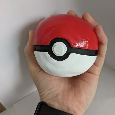 Sphere Pottery Ideas, Sphere Clay Projects, Sphere Clay Ideas, Clay Pokeball, Pokemon Ceramics, Clay Pokemon, Clay Ball, Clay Pinch Pots, Pokemon Ball