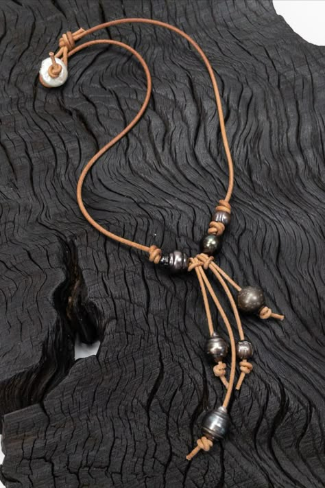 Leather Cord Jewelry Lariat Necklace, Leather Bead Necklace, Diy Leather Necklace Tutorials, Tassel Necklace Diy Tutorials, Leather Necklace Ideas, Leather Necklace Tutorial, Leather Necklace Diy, Leather Necklace Women, Pearl Leather Necklace