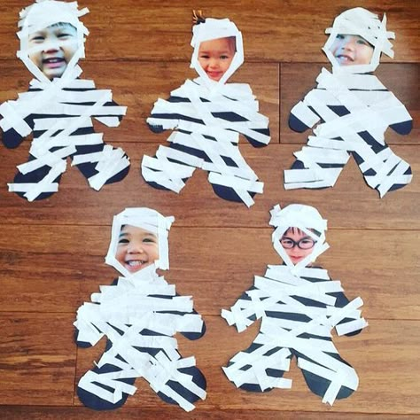 These 10 Halloween crafts still hold up as fun, simple and easy DIY crafts to do with preschoolers and kids! Mummy Craft, Mummy Crafts, Bricolage Halloween, Halloween Infantil, Halloween Crafts Preschool, Halloween Crafts For Toddlers, October Crafts, Halloween Classroom, Halloween Arts And Crafts