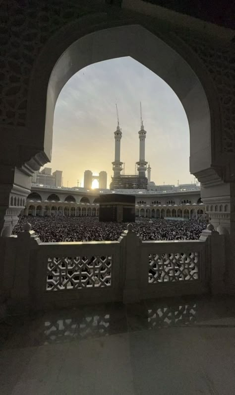 Islamic Scenery, Islam Pics, Islamic Places, Mecca Madinah, Mekka Islam, Islamic Wallpaper Iphone, Mecca Wallpaper, Beautiful Mosques, Moon Photography