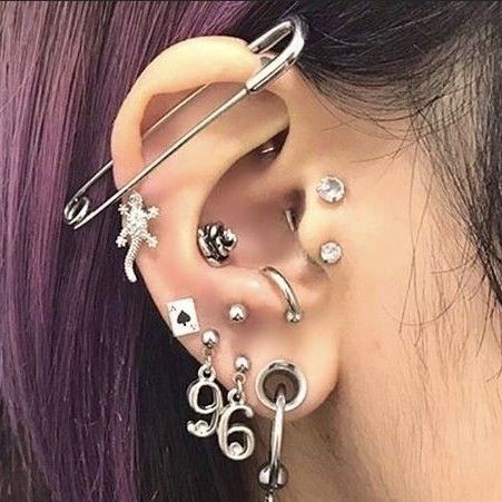 Industrial Piercing Anatomy, Cool Ear Piercings, Pretty Ear Piercings, Face Piercings, Cool Piercings, Cute Piercings, Industrial Piercing, Body Jewelry Piercing, Dope Jewelry