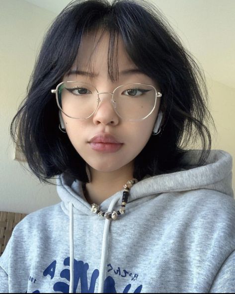 Linda Aesthetic, Oval Face Haircuts Short, Specs Frames Women, Clear Glasses Frames Women, Glasses For Oval Faces, Dream Hairstyles, Glasses For Round Faces, Glasses For Face Shape, Classy Glasses