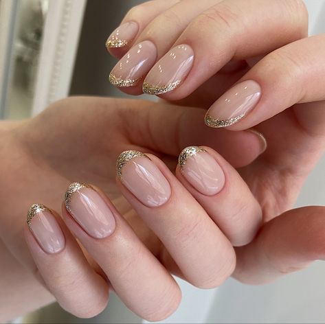 French Tip Nails Rosegold, Nail Designs Gold French, Gold French Tip Gel Nails, Acrylic Nails Gold Tips, Gel Nails Gold Glitter, Bridal Nails Wedding Gold, Bridesmaid French Nails, French Manicure Gold Glitter, Rose Gold French Tip Nails Short