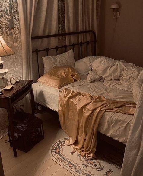 Beige aesthetic dark academia light academia antique aesthetics Dark Academia Bedroom, Academia Bedroom, Dark Academia Room, Academia Room, Vintage Bedroom, Pretty Room, Dreamy Room, Vintage Room, Dream Room Inspiration