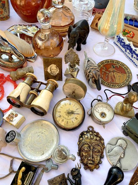 Vintage Vignettes Flea Markets, Flea Market Paris, Vintage France, Vintage Pieces, Flea Markets, Vintage Items Antiques, Antique Shop, Antique Store, Flea Market Aesthetic