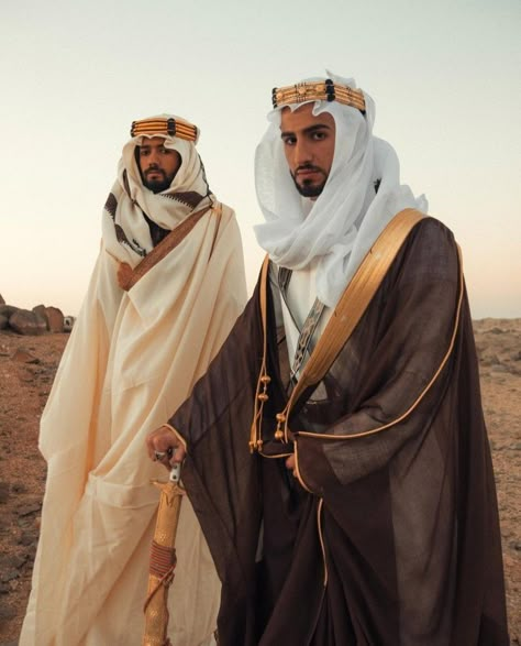 Arab Clothing Men, Arabic Mens Fashion, Yemeni Clothes Men, Arabic Outfit Traditional, Muslim Men Aesthetic, Bedouin Fashion, Saudi Traditional Clothing, Arab Outfit, Europe Aesthetic Fashion