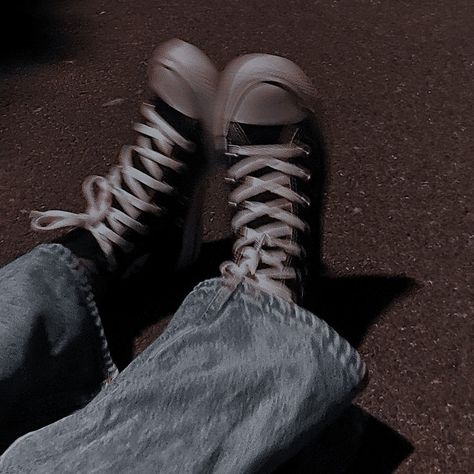 ఌ Converse Aesthetic, جوني ديب, 00s Mode, Skater Aesthetic, Zoe Kravitz, Black Converse, Foto Ideas Instagram, + Core + Aesthetic, Grunge Photography