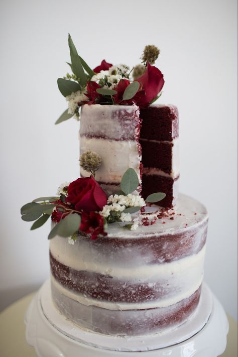 Red velvet cake, perfect combination of Christmas and Wedding, love the colours Ruby Wedding Cake, 40th Wedding Anniversary Cake, Red Velvet Wedding, Red Velvet Wedding Cake, 40th Anniversary Party, Velvet Wedding, Wedding Cake Pictures, Ruby Wedding Anniversary, Winter Wedding Cake