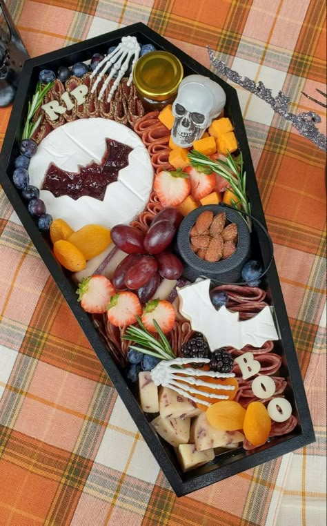 Summerween Drink Ideas, Halloween Charcutiere Board, Halloween Snack Platter, Summerween Treats, Summerween Aesthetic Food, Summer Ween Food, Halloween Party Charcuterie Board, Summerween Snacks, Halloween Summer Party