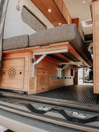 T5 Camper Interior Ideas, Vw T5 Camper Interior Ideas, Camper Van Bed Ideas, Kombi Food Truck, Custom Van Interior, Astuces Camping-car, Kangoo Camper, Minivan Camper Conversion, Campervan Bed