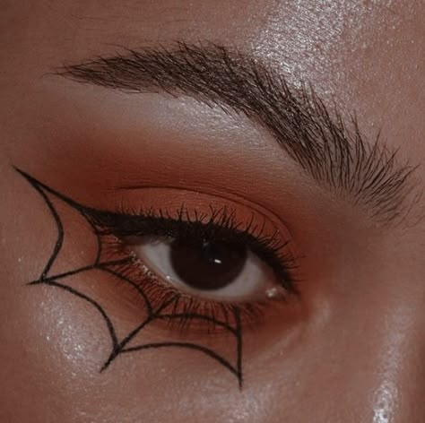 Halloween Easy Eye Makeup, Autumn Makeup Aesthetic, Halloween Eyeshadow Ideas, Pumpkin Eyeliner, Easy Halloween Make Up Look, Halloween Eyeshadow Looks Easy, Easy Halloween Eyeliner, Witch Eye Makeup, Pumpkin Eye Makeup