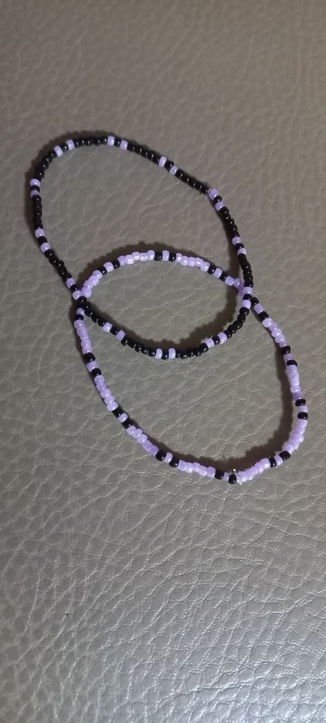 Black And Purple Beaded Bracelets, Purple And Black Bracelet, Black And White Bead Bracelet, Purple Bead Bracelet Ideas, Beads Bracelet Design Aesthetic, Beads Bracelets Aesthetic, Beaded Bracelets Purple, Pulseras Aesthetic, Purple Beaded Necklace