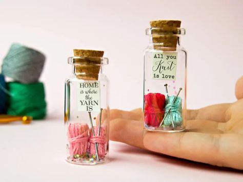 Mini Jar Ideas, Embroidery Gifts Ideas, Mini Bottle Crafts, Miniature Yarn, Personalized Friendship Gifts, Yarn Earrings, Jar Decorations, Tiny Bottles, Mini Glass Jars