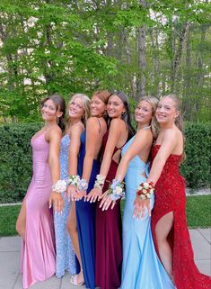 Prom Group Poses, Prom Bouquet Ideas, Prom Pictures Friends, Elegant Flower Arrangements, Poses Prom, Prom Pictures Group, Formal Pictures, Prom Photography Poses, Funny Prom