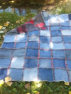 Denim and Flannel Rag Style Quilt - Craftfoxes Rag Quilt Instructions, Återvinna Jeans, Denim Rag Quilt, Denim Quilt Patterns, Jean Quilts, Rag Quilting, Flannel Rag Quilts, Blue Jean Quilts, Denim Quilts