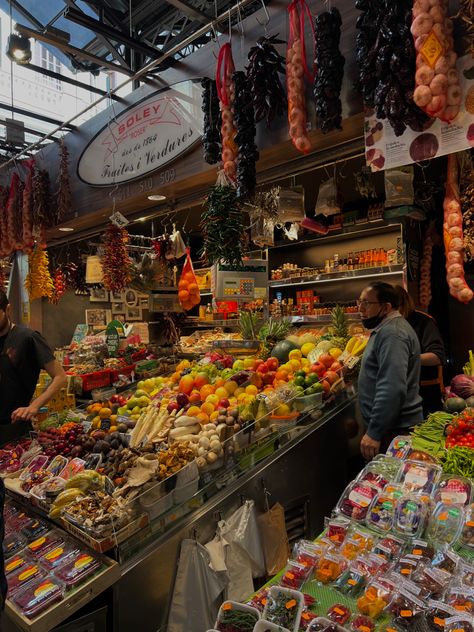 Food market in Barcelona. Situated on Rabla street. Characterized by fresh fruit and spanish traditional food and product. Mexican Farmers Market, Barcelona Food Market, Mexican Street Market, Madrid Food, Spanish Market, Folio Ideas, Streetwear Art, Art Folio, Barcelona Food