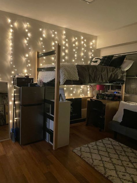 Double As A Single Dorm Room, Single College Dorm Room Ideas, College Dorm Room Ideas Aesthetic, Dorm Room Ideas Aesthetic, Single Dorm Room, Dorm Room Setup, Dorm Layout, Dorm Room Aesthetic, Dorm Room Themes