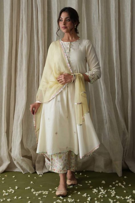 Buy Off White Kurta And Slip Cotton Embroidered Floral Round Printed Palazzo Set For Women by Kanika Sharma Online at Aza Fashions. Kani Print, Haldi Dresses, Best Designer Suits, Full Sleeves Design, Green Dupatta, Stylish Kurtis Design, Indian Bridal Photos, White Kurta, A Line Kurta