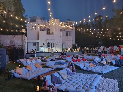 Preppy Movie Theater, Decoration Home Ideas, Home Ideas Modern, Outdoor Movie Night Party, Movie Night Party Ideas, Diy Backyard Movie, Backyard Movie Night Party, Diy Backyard Movie Night, Night Party Ideas