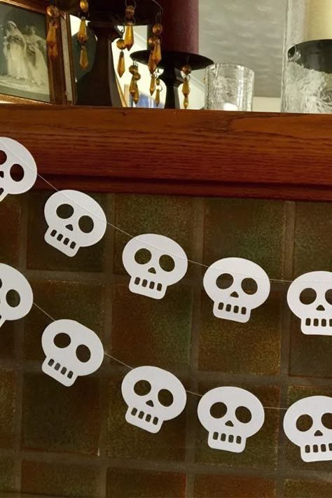 Sugar Skull Banner, Skull Banner, Skull Garland, Diy Halloween Garland, Halloween Art Ideas, Halloween School Treats, Dekorasi Halloween, Garland Halloween, Day Of The Dead Halloween