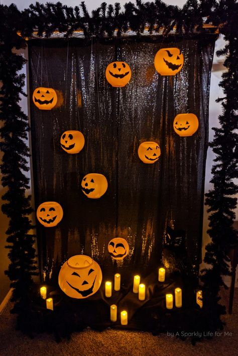 Easy DIY Floating Pumpkin Halloween Display Diy Backdrop Halloween, Halloween Party Photo Backdrop Diy, Halloween Photo Booth Diy, Halloween Booth Ideas, Halloween Photo Booth Ideas, Halloween Photo Backdrop Diy, Diy Halloween Photo Backdrop, Halloween Photo Booth Backdrop, Diy Halloween Photo Booth