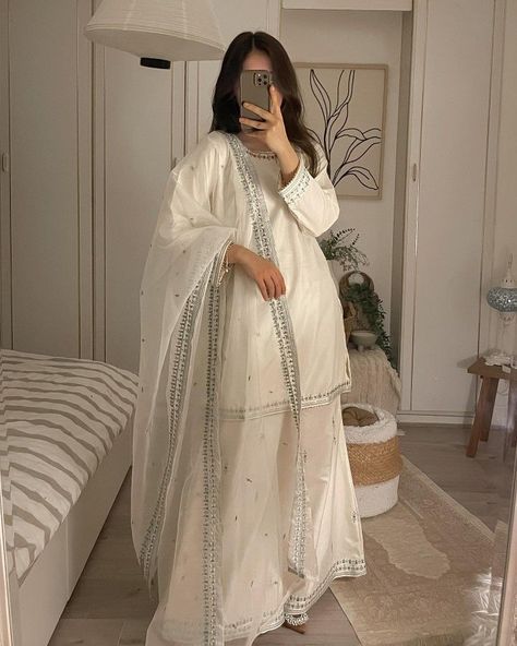 White Dress Design, White Kameez, Casual Maxi Dresses, Simple Dress Casual, Desi Dress, Simple Frocks, Desi Fashion Casual, Pakistani Fancy Dresses, Pakistani Dresses Casual